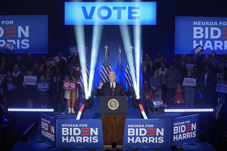 El presidente de Estados Unidos, Joe Biden, habla en un acto de campaña el domingo 4 de febrero de 2024 en el norte de Las Vegas, Nevada. (AP Foto/John Locher)