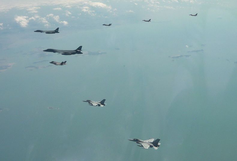 En esta fotografía difundida por la Fuerza Aérea de Corea del Sur se pueden ver dos bombarderos B-1B de la Fuerza Aérea de Estados Unidos, arriba a la izquierda, mientras sobrevuelan la península de Corea junto un caza F-35A y cazas F-16 de la Fuerza Aérea de Corea del Sur, y cazas F-16 de la Fuerza Aérea de Estados Unidos durante un ejercicio militar conjunto entre fuerzas de Corea del Sur y Estados Unidos, el martes 15 de abril de 2025, en Corea del Sur. (Fuerza Aérea de Corea del Sur vía AP)