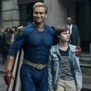 En esta imagen proporcionada por Prime Video, Antony Starr, izquierda, y Cameron Crovetti en una escena de la cuarta temporada de The Boys. (Jasper Savage/Prime Video via AP)