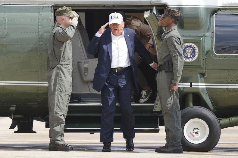 El presidente estadounidense Donald Trump llega en el helicóptero Marine One a la base aérea Kelly Field en San Antonio, Texas, el viernes 11 de julio de 2025. (AP Foto/Jacquelyn Martin)