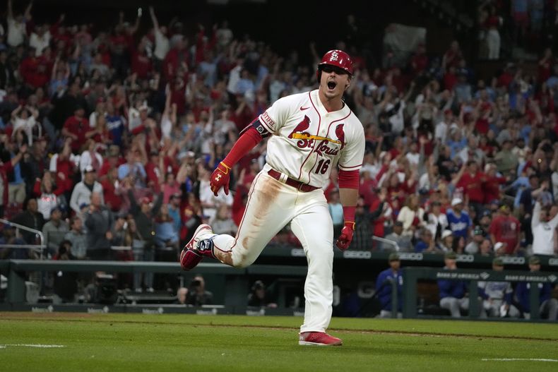 Nolan Gorman, de los Cardenales de San Luis, festeja luego de batear un jonrón de tres carreras ante los Dodgers de Los Ángeles, el sábado 20 de mayo de 2023 (AP Foto/Jeff Roberson)
