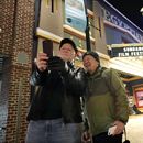 Kenneth Baran, izquierda, y Clement Chen posan para una selfie fuera del Egyptian Theatre antes del comienzo del Festival de Cine de Sundance el miércoles 17 de enero de 2024, en Park City, Utah. El Festival de Cine de Sundance se realizará del 18 al 28 de enero en Park City y Salt Lake City, Utah. (Foto AP/Chris Pizzello)