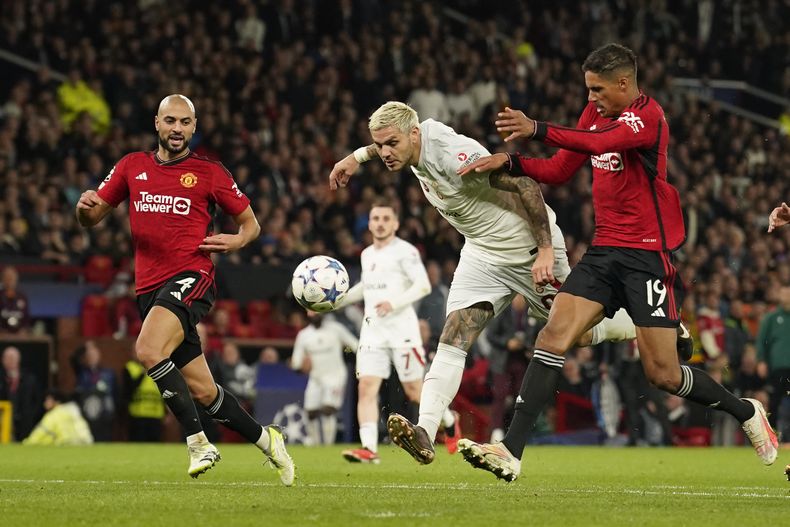 Mauro Icardi (centro) anota el tercer gol del Galatasaray en la victoria 3-2 ante el Manchester United en la Liga de Campeones, el martes 3 de octubre de 2023, en Manchester. (AP Foto/Dave Thompson)