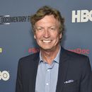 ARCHIVO - Nigel Lythgoe llega al estreno en Los Ángeles de Robin Williams: Come Inside My Mind el 27 de junio de 2018. (Foto Chris Pizzello/Invision/AP, archivo)