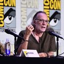 ARCHIVO - Melissa McBride, a la izquierda, y Greg Nicotero asisten a un panel de The Walking Dead: Daryl Dixon durante la Comic-Con International en San Diego el 25 de julio de 2025. (Foto Richard Shotwell/Invision/AP, archivo)