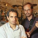 ARCHIVO - Donald Fagen, izquierda, y Walter Becker de Steely Dan posan en S.I.R. Studios de Nueva York el 5 de agosto de 1993, antes de un ensayo para su próxima gira. Becker falleció en 2017. Steely Dan, R.E.M., Timbaland, Hillary Lindsey y Dean Pitchford serán incorporados al Salón de la Fama de los Compositores. La ceremonia se realizará el 13 de junio en Nueva York. (Foto AP/Richard Drew, archivo)