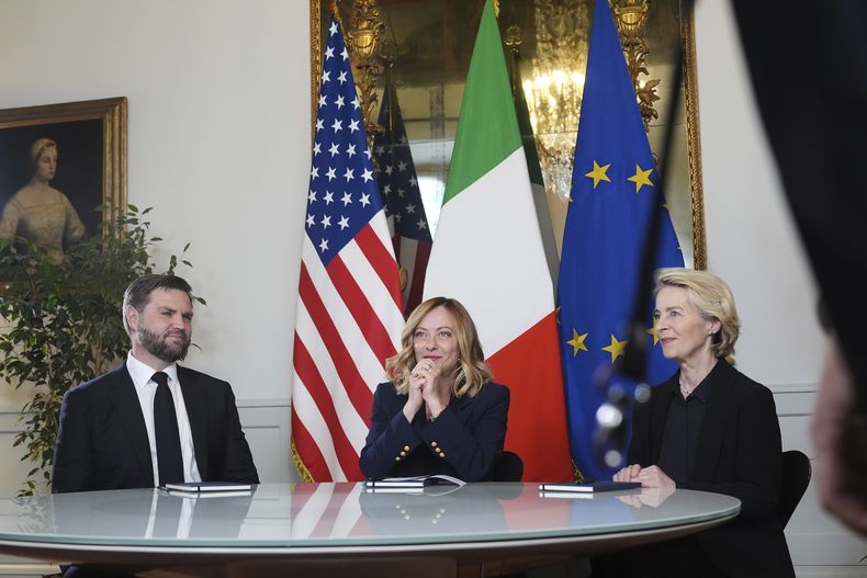 De izq a der: el vicepresidente estadounidense JD Vance, la primera ministra italiana Giorgia Meloni y la presidenta de la Comisión Europea Ursula von der Leyen en Roma, el 18 de mayo del 2025 (AP foto/Jacquelyn Martin, Pool)