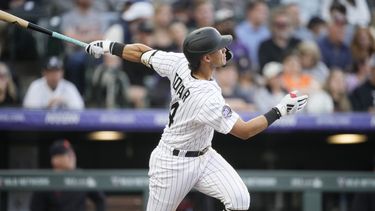 Ezequiel Tovar de los Rockies de Colorado observa su jonrón de tres carreras en la sexta entrada del juego ante los Tigres de Detroit el viernes 30 de junio del 2023. (AP Foto/David Zalubowski)