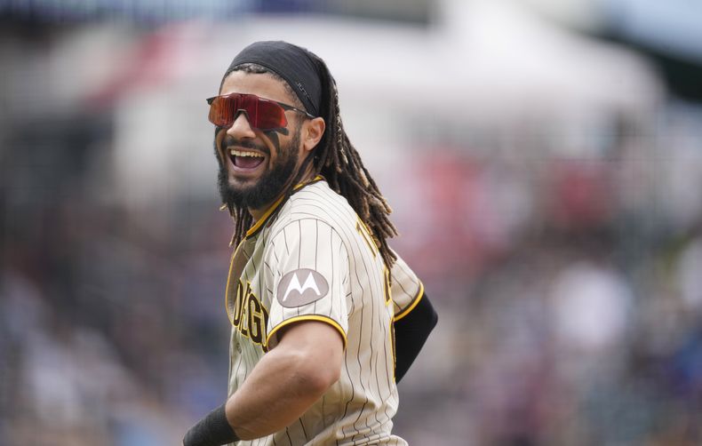 El dominicano Fernando Tatis Jr. bromea durante el encuentro de los Padres de San Diego ante los Rockies de Colorado, el sábado 10 de junio de 20230 (AP Foto/David Zalubowski)