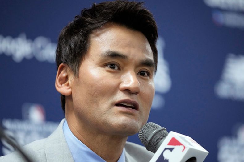 ARCHIVO - El ex lanzador de los Dodgers de Los Ángeles, Chan Ho Park, habla durante una conferencia de prensa en el Gocheok Sky Dome antes de un partido entre los Dodgers y los Padres de San Diego correspondiente a la Serie Mundial de la MLB en Seúl, el 20 de marzo de 2024. (Foto AP/Lee Jin-man, Archivo)