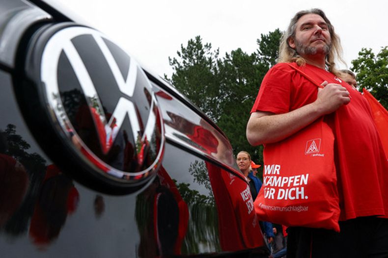 Empleados del fabricante de automóviles Volkswagen AG y miembros del sindicato IG Metall protestan en las instalaciones de la sede central de la automotriz, el día de la reunión del consejo de supervisión, en Wolfsburgo, Alemania, el jueves 9 de julio de 2026. (Lisi Niesner/Foto de grupo vía AP)