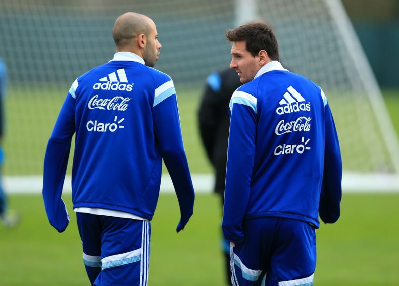 El jugador de la selecci&oacute;n de Argentina y el Barcelona, Lionel Messi, derecha, observa durante un entrenamiento con la selecci&oacute;n el lunes, 17 de noviembre de 2014, en Carrington, Inglaterra. (AP Photo/Mike Egerton/PA) UNITED KINGDOM OUT