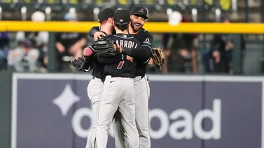 El jardinero derecho de los Diamondbacks de Arizona Corbin Carroll celebra con el jardinero izquiero Tim Tawa y el jardinero central Jordan Lawlar al vencer a los Rockies de Colorado el miércoles 23 de septiembre del 2026. (AP Foto/David Zalubowski)