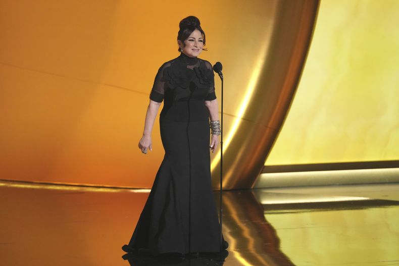 ARCHIVO - Gloria Estefan presenta una actuación de Shakira durante la 67ª entrega anual de los Grammy el domingo 2 de febrero de 2025 en Los Ángeles. (Foto AP/Chris Pizzello, archivo)
