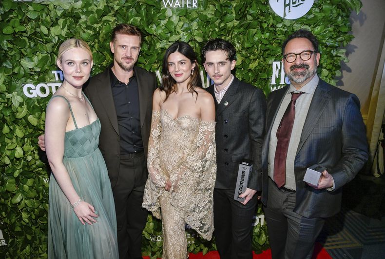 Elle Fanning, de izquierda a derecha, Boyd Holbrook y Monica Barbaro posan con los homenajeados Timothee Chalamet y James Mangold con sus premios visionario por A Complete Unknown durante los Premios Gotham en Cipriani Wall Street el lunes 2 de diciembre de 2024 en Nueva York. York. (Foto Evan Agostini/Invision/AP)