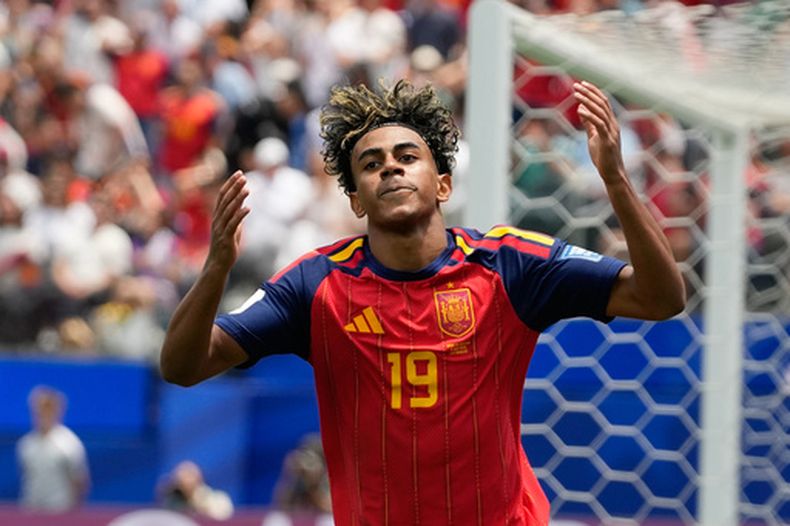El atacante español Lamine Yamal gesticula durante el partido contra Australia en los 16vos de final del Mundial, el jueves 2 de julio de 2026, en Los Ángeles. (AP Foto/Andre Penner)