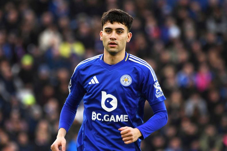 ARCHIVO - Facundo Buonanotte, del Leicester, durante el partido de fútbol de la Liga Premier inglesa entre el Leicester City y el Manchester City en el estadio King Power en Leicester, Inglaterra, el domingo 29 de diciembre de 2024. (Foto AP/Rui Vieira, Archivo)