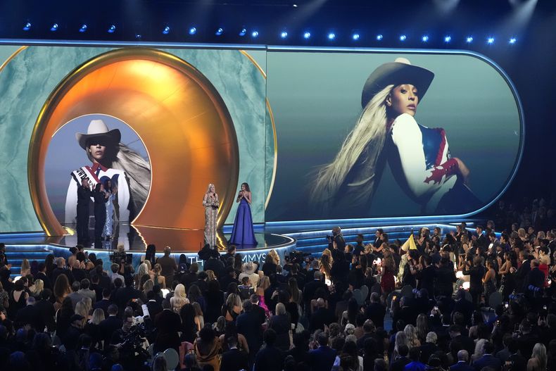 Beyonce recibe el premio al álbum del año por COWBOY CARTER durante la 67ª entrega anual de los Grammy el domingo 2 de febrero de 2025 en Los Ángeles. Blue Ivy Carter mira desde la derecha. (Foto AP/Chris Pizzello)