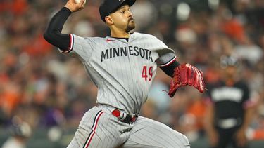 Pablo López abridor por los Mellizos de Minnesota realiza un lanzamiento ante los Orioles de Baltimore durante la sexta entrada del juego del viernes 30 de junio de 2023 en Baltimore. AP Foto/Julio Cortez)