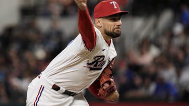 Nathan Eovaldi, de los Rangers de Texas, lanza en su apertura ante los Yanquis de Nueva York, el sábado 29 de abril de 2023 (AP Foto/Sam Hodde)