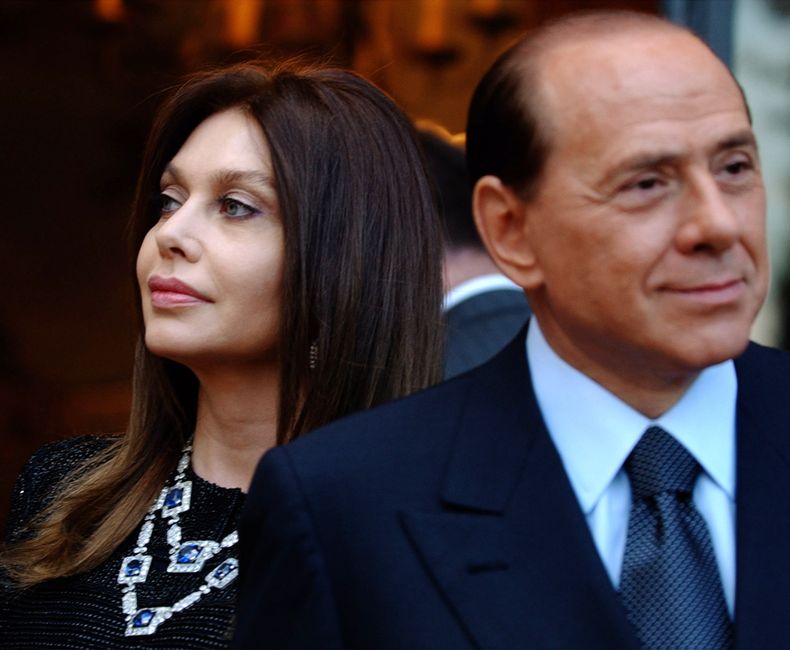 En esta fotograf&iacute;a de archivo del viernes 24 de junio de 2004, el primer ministro italiano Silvio Berlusconi, derecha, y su esposa Veronica Lario aguardan la llegada del presidente estadounidense George W. Bush y la primera dama Laura Bush en la re