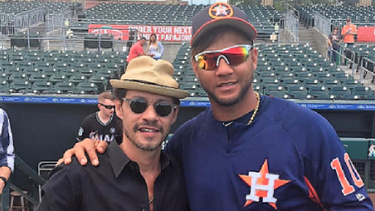 yulieski gurriel recibe la visita de marc anthony en el terreno
