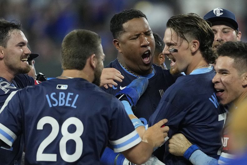 Los jugadores de los Reales de Kansas City celebran luego de su juego de béisbol ante los Marineros de Seattle, el viernes 7 de junio de 2024, en Kansas City, Misuri. (AP Foto/Charlie Riedel)