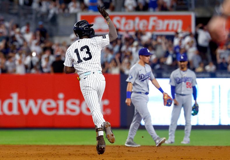 Jazz Chisholm Jr. (13), de los Yankees de Nueva York, celebra mientras corre las bases después de batear un jonrón contra los Dodgers de Los Ángeles durante la octava entrada del juego de béisbol de Grandes Ligas, el domingo 19 de julio de 2026, en Nueva York. (AP Foto/Noah K. Murray)