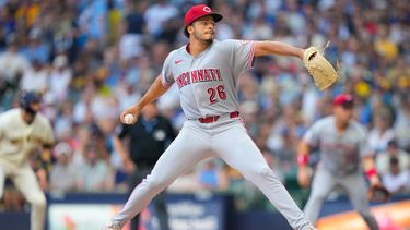 El pitcher de los Rojos de Cincinnati Chase Burns lanza en la primera entrada ante los Cerveceros de Milwaukee el jueves 2 de julio del 2026. (AP Foto/Kayla Wolf)