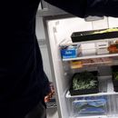Una persona abre la puerta de una nevera en la que hay varios alimentos para estudiantes necesitados y que forman parte de una despensa de alimentos Hoya Hub en el campus de la Universidad de Georgetown el 9 de junio de 2023, en Washington, D.C. (AP Foto/Andrew Harnik)