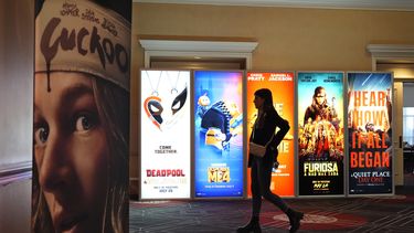 Un visitante pasa junto anuncios de próximas películas el día inaugural de CinemaCon 2024 en el Caesars Palace, el lunes 8 de abril de 2024, en Las Vegas. La convención de cuatro días de la Asociación Nacional de Propietarios de Cines se extenderá hasta el jueves. (Foto AP/Chris Pizzello)