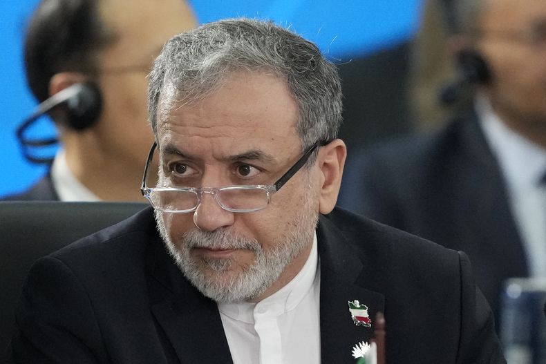 ARCHIVO - El ministro de Exteriores de Irán, Abbas Araghchi, durante la 17ma cumbre anual de los países BRICS en Río de Janeiro, Brasil, el 7 de julio de 2025. (AP Foto/Eraldo Peres, archivo)