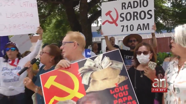 protesta de exiliados cubanos frente a univision tras la venta de radio mambi a grupo democrata