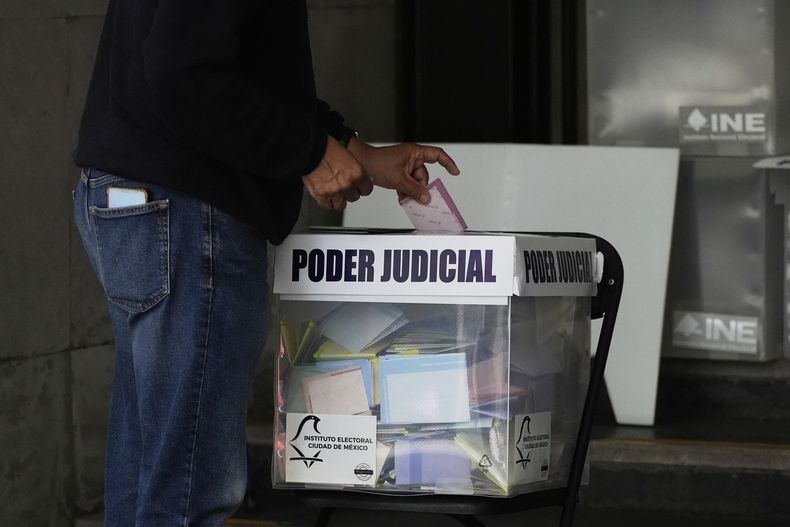Un votante en las primeras elecciones judiciales de México, en Ciudad de México, el domingo 1 de junio de 2025. (AP Foto/Marco Ugarte)