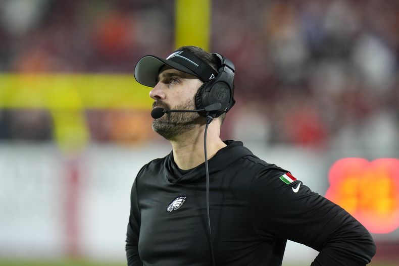 Nick Sirianni, head coach de los Eagles de Filadelfia, observa la pizarra durante la segunda mitad del juego de comodines de la NFL en contra de los Buccaneers de Tampa Bay, el lunes 15 de enero de 2024, en Tampa Florida. (AP Foto/Chris OMeara)
