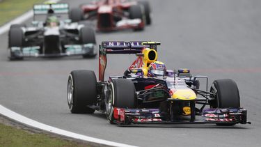 americateve | El piloto de Red Bull, Mark Webber, al frente, maneja delante del piloto de Mercedes, Lewis Hamilton, y el de Ferrari, Felipe Massa en el GP de Brasil el domingo, 24 de noviembre de 2013, en Sao Paulo. (AP Photo/Felipe Dana)