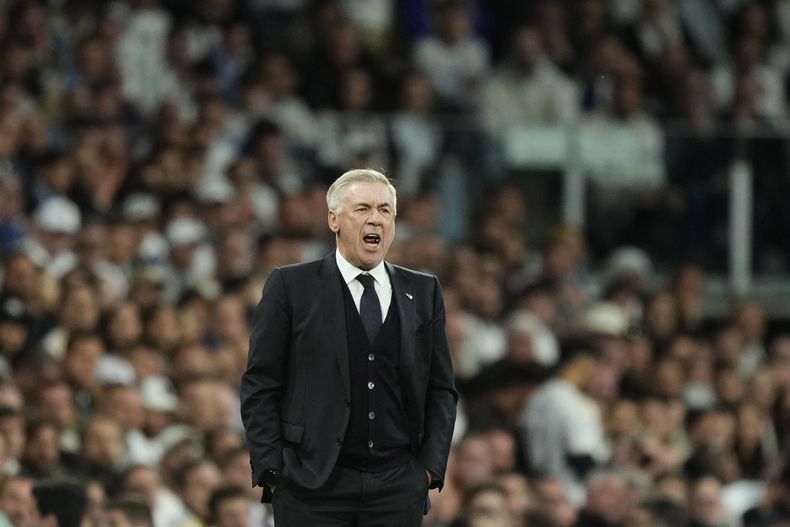 El técnico del Real Madrid Carlo Ancelotti grita instrucciones a sus jugadores en el duelo de ida de los cuartos de final de la Liga de Campeones ante el Manchester City el martes 9 de abril del 2024. (AP Foto/Jose Breton)