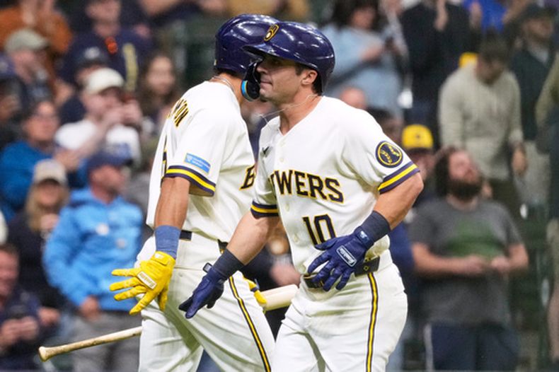 Sal Frelick de los Cerveceros de Milwaukee, a la derecha, celebra con David Hamilton tras conectar un jonrón solitario durante la segunda entrada de un partido de béisbol contra los Diamondbacks de Arizona, el martes 28 de abril de 2026, en Milwaukee. (AP Foto/Nam Y. Huh)