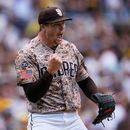 Mason Miller, de los Padres de San Diego, celebra después de la victoria sobre los Azulejos de Toronto por 5-4 en el juego de béisbol de Grandes Ligas el domingo 12 de julio de 2026, en San Diego. (AP Foto/Gregory Bull)