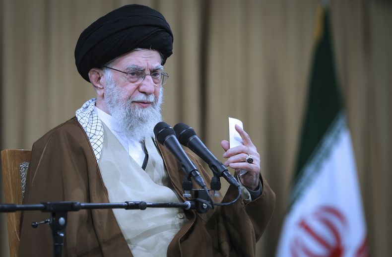En esta imagen, publicada por un sitio web oficial del líder supremo iraní, el ayatolá Alí Jamenei habla en una reunión con un grupo de funcionarios de defensa, el miércoles 12 de febrero de 2025, en Teherán, Irán. (Oficina del Líder Supremo de Irán vía AP)