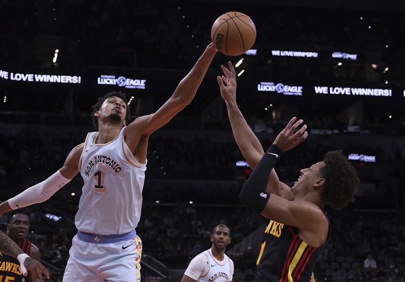 El pívot de los Spurs de San Antonio Victor Wembanyama le quita el balón a Josh Johnson de los Hawks de Atlanta que intentaba tirar el jueves 19 de diciembre del 2024. (AP Foto/Kin Man Hui)