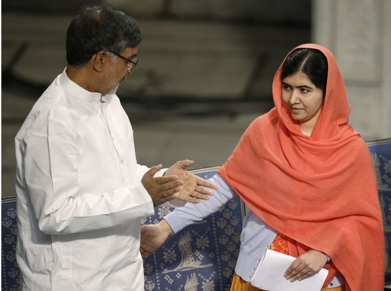 Los ganadores del Premio Nobel de la paz, Malala Yousafzai de Pakist&aacute;n y Kailash Satyarthi de la India durante la ceremonia de entrega del galard&oacute;n en Oslo, Noruega, el 10 de diciembre del 2014. (AP Foto/Matt Dunham)