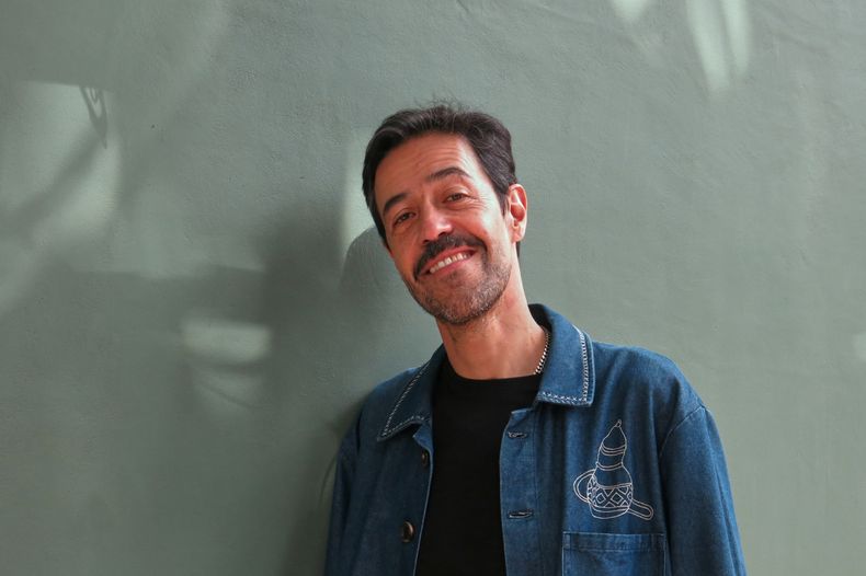 El músico mexicano Meme del Real posa para un retrato durante una entrevista para promocionar su álbum, La montaña encendida, en la Ciudad de México, el lunes 20 de octubre de 2025. (Foto AP/Berenice Bautista)