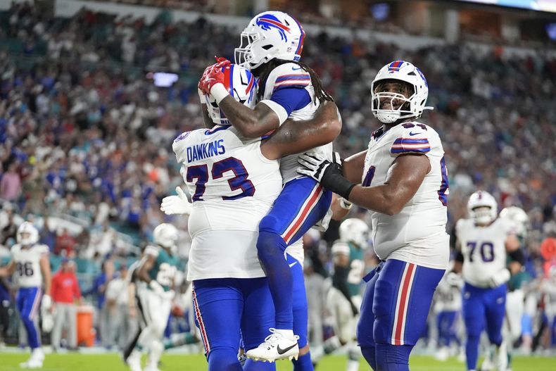 James Cook (centro), corredor de los Bills de Buffalo, celebra su touchdown en el encuentro del jueves 12 de septiembre de 2024, ante los Dolphins de Miami (AP Foto/Rebecca Blackwell)
