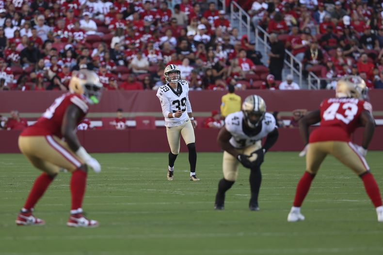 El pateador de los Saints de New Orleans, Charlie Smyth (39), observa su patada inicial durante la primera mitad de un partido de pretemporada de la NFL contra los San Francisco 49ers en Santa Clara, California, el domingo 18 de agosto de 2024. (AP Foto/Jed Jacobsohn)