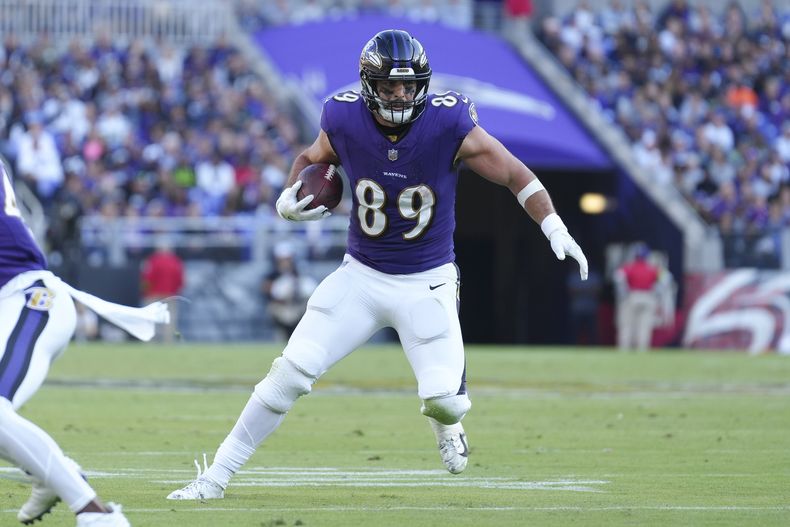 ARCHIVO - Foto del domingo 4 de noviembre del 2023, el tight end de los Ravens de Baltimore Mark Andrews atrapa el balón durante un juego ante los Seahawks de Seattle. (AP Foto/Peter Joneleit, Archivo)