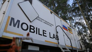 Un laboratorio móvil para realizar pruebas de detección del ébola en Butembo, República Democrática del Congo, el miércoles 30 de septiembre de 2026. (AP Foto/Sebastien Kitsa Musayi)