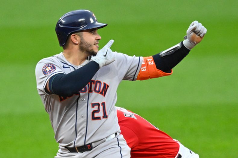 El cátcher de los Astros de Houston Yainer Diaz celebra su doble en la quinta entrada ante los Guardianes de Cleveland el martes 21 de abril del 2026. (AP Foto/David Richard)