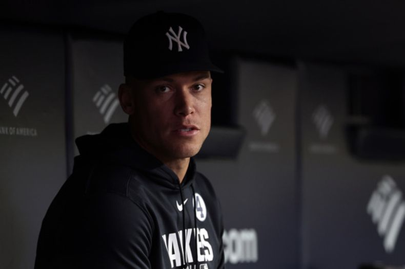 El jardinero derecho de los Yankees de Nueva York, Aaron Judge (99), observa desde el dugout durante la séptima entrada de un partido de béisbol contra los Guardianes de Cleveland, el martes 2 de junio de 2026, en Nueva York. (Foto AP/Adam Hunger)