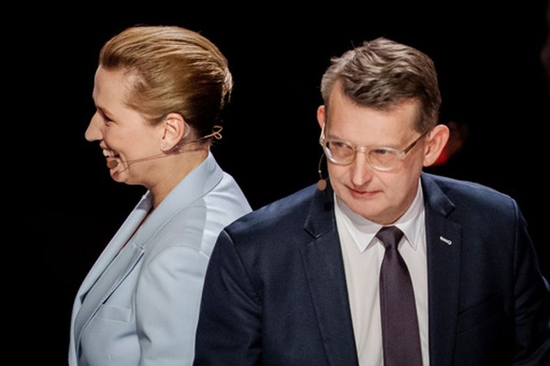 La primera ministra de Dinamarca, Mette Frederiksen, a la izquierda, y el ministro de Defensa, Troels Lund Poulsen, a la derecha, asisten a un debate de líderes de partido en el Concert Hall, DR City en Copenhague, el domingo 22 marzo de 2026. (Mads Claus Rasmussen/Ritzau Scanpix via AP)